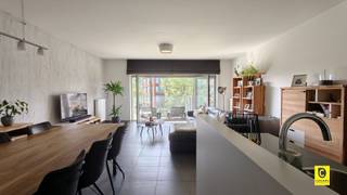 <p><span>Comfortabel wonen aan het water: Instapklaar appartement in Terhagen</span></p><p><span>Bent u op zoek naar een fijne plek om te wonen waar rust en comfort samenkomen? Dit verzorgde 2-slaapkamerappartement in Terhagen biedt u een unieke woonervaring aan het water. Met een praktische indeling, een zonnig terras en alle nodige faciliteiten binnen handbereik, is dit de ideale thuis voor wie houdt van kwaliteit en rust.</span></p><p><span> </span></p><p><span>Inkomhal & gastentoilet</span></p><p><span>U stapt het appartement binnen via een centrale inkomhal. Deze hal fungeert als de ideale buffer en verwelkomt u op een verzorgde manier. Hier vindt u ook een apart gastentoilet, wat zorgt voor extra privacy en gemak bij ontvangst van bezoek.</span></p><p><span> </span></p><p><span>Leefruimte & keuken</span></p><p><span>Vanuit de inkomhal bereikt u de leefruimte, het kloppend hart van de woning. Dankzij de open indeling geniet u hier van een heerlijk licht en luchtig gevoel. De moderne open keuken is naadloos geïntegreerd en volledig uitgerust. Naast de keuken vindt u bovendien een praktische, aparte berging ideaal voor extra voorraad of huishoudelijke zaken.</span></p><p><span> </span></p><p><span>Slaapkamers & badkamer</span></p><p><span>Het appartement beschikt over twee volwaardige slaapkamers. De masterbedroom is een absolute troef dankzij de slimme, ingemaakte kast die voor alle nodige opbergruimte zorgt. De badkamer is modern en comfortabel ingericht met een douche en een dubbel lavabomeubel, waardoor de ochtendspits in huis altijd vlot verloopt.</span></p><p><span> </span></p><p><span>Terras & parkeren</span></p><p><span>Een van de absolute pluspunten is het ruime en zonnige terras. Het is de perfecte plek om na een werkdag volledig tot rust te komen en te genieten van het uitzicht. Als bewoner hoeft u nooit te zoeken naar een parkeerplek: er is een overdekte autostaanplaats inbegrepen. Ook voor uw fietsen is er aan alles gedacht met de gemeenschappelijke, overdekte fietsenstalling.</span></p><p><span> </span></p><p><span>Huurprijzen & beschikbaarheid:</span></p><p><span>Huurprijs: €1.200,00 / maand</span></p><p><span>Gemeenschappelijke kosten: €60,00 / maand</span></p><p><span>Plaatsbeschrijving: € 250,00 - eenmalig</span></p><p><span>Beschikbaar: 01/09/2026</span></p><p><span> </span></p>