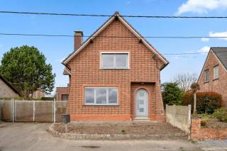 Deze ruime open bebouwing in Linter is een potentiële droomwoning voor wie op zoek is naar veel ruimte en rust. Gelegen in een rustige straat met uitzicht op de velden is dit een ideale kans om rustig en groen wonen te combineren. De gelijkvloers biedt ons een inkomhal, ruime leefruimte, een open keuken met eetplaats, een aparte wasplaats en nog heel veel polyvalente ruimtes die zouden kunnen dienen als extra slaapkamers, als hobbyruimte (werd gebruikt als opnamestudio) of zelfs voor mensen die graag iets in bijberoep willen starten. De ruimte en voorzieningen zijn alvast aanwezig. Op de eerste verdieping vinden we nog 3 slaapkamers terug, een badkamer en een apart toilet. De garage en meerdere parkeerplaatsen zijn ook een extra troef voor deze woning. Deze kunnen zowel gebruikt worden voor bezoekers of eigen gebruik maar ook als parkeerplaatsen voor een eventueel bijberoep.