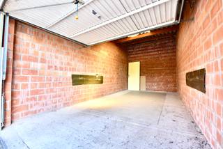 De centrale ligging en de grote vraag op die locatie naar degelijke garages te huur maakt deze eigendom heel attractief voor vastgoedbeleggers die een vaste opbrengst wensen zonder veel gedoe!

De garagebox is voorzien van een poort en voldoende ruim om eventuele rekken in te stallen achteraan de garagebox.

De afmetingen zijn als volgt: 
De poort 
Hoogte: 201 cm

Garage: 
Breedte: 301 cm
Diepte: 607 cm

Indien u graag meer info of een bezoek wenst, bel ons op 09 336 16 15 of mail naar info@vastgoedunicum.be
