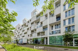 Op zoek naar een lichtrijk en comfortabel appartement op een vlotte ligging? Dit aangename appartement van 85 m² combineert een praktische indeling met hedendaags wooncomfort. Gelegen op de tweede verdieping en bereikbaar via lift, geniet u hier van een gezellige leefruimte met open keuken, twee slaapkamers en een terras waar het ’s avonds heerlijk zonnig vertoeven is. Winkels en openbaar vervoer bevinden zich bovendien op wandelafstand. U kan daarnaast makkelijk buiten genieten van het parkje voor het gebouw en volop genieten van de rustige omgeving. Bovendien beschikt het appartement over een privatieve kelderberging en is een parkeergarage extra aan te kopen voor €20.000.<br /><br />Indeling<br />+ Inkomhal<br />+ Leefruimte met open keuken<br />+ Berging/wasplaats<br />+ Apart gastentoilet<br />+ Slaapkamer (14 m²)<br />+ Slaapkamer (10 m²)<br />+ Badkamer met bad/douche en lavabo<br />+ Terras met avondzon<br /><br />Kelder:<br />+ Ondergrondse parking (extra aan te kopen: €20.000)<br />+ Privatieve kelderberging<br /><br />Extra troeven:<br />+ Energiezuinig appartement met EPC B+<br />+ Gelegen op de tweede verdieping met lift<br />+ Gezellig terras met avondzon<br />+ Ondergrondse parkeergarage en kelderberging<br /><br />Contacteer Brian Rollier via brian.rollier@albert.immo of via 0472 98 02 27 voor meer info en een afspraak.<br /><br />Bij Albert kom je thuis!