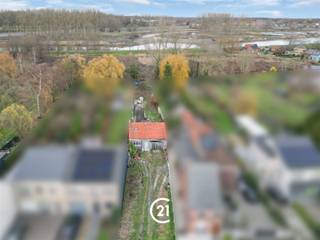 <p>Op een vlot bereikbare locatie langs de Noordlaan in Wetteren bevindt zich dit interessante perceel met een bestaand, te slopen pand. Een unieke opportuniteit voor wie op zoek is naar een grond met toekomstmogelijkheden.</p><p>De verdere ontwikkelingsmogelijkheden dienen afgetoetst te worden aan de geldende voorschriften en in overleg met de bevoegde instanties.</p><p>Op dit perceel is het toegelaten een gesloten bebouwing met wachtgevel op te richten.</p><p>Bent u op zoek naar een perceel met potentieel en een vlotte bereikbaarheid? Dan is dit een opportuniteit die zeker uw aandacht verdient.<br />Aarzel niet en contacteer ons vandaag nog.</p>