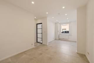 - Emplacement idéal : rue du Congrès 7 à Menin- Connexion facile avec l'A19, gare à 2 km- Espace de vie lumineux avec cuisine pratique- 2 chambres à...