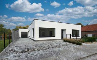 ZATERDAG 7/2 BEZOEKDAG OP AFSPRAAK BEL 0488/85.81.84 Volledig gerenoveerde, energiezuinige bungalow op 556m² met prachtig aangelegde tuin. In...