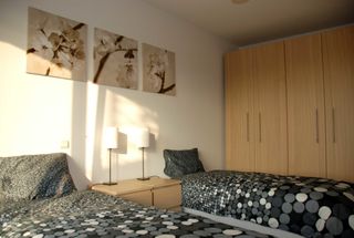 CASALINA REAL ESTATE stelt te huur - dit prachtige gemeubileerde appartement van hoge standing op de 2e verdieping, ideaal gelegen nabij het...