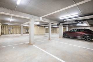 <p>Ontdek de overdekte parkeerplaatsen die te koop staan in dit beveiligde wooncomplex.<br />Gemakkelijke toegang via een automatische poort, ruime stahoogte, vlotte doorgang en voldoende manoeuvreerruimte. Deze parkeerplaatsen zijn uitermate geschikt voor standaardvoertuigen.<br />Een zeldzame troef in een wijk in volle ontwikkeling, waar de vraag naar huurwoningen aanhoudend groot blijft. Of u nu op zoek bent naar een gemakkelijke parkeerplaats in een dynamische buurt of wilt investeren in een object met een lage instapdrempel, deze kans combineert gebruiksgemak en rendement. Ideaal voor omwonenden, zelfstandigen, bewoners of beleggers die op zoek zijn naar een stabiel rendement.</p>