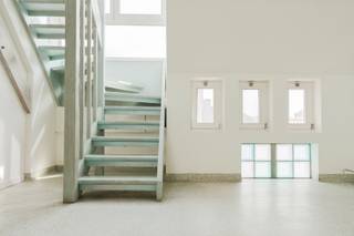 In de Boudewijnsstraat schuilt achter deze unieke gevel een verrassend atelier op 't Zuid.<br /><br />Deze gevel zet meteen de toon voor wat binnen volgt, neem de lift naar de derde verdieping en ontdek het duplex atelier met slaapkamer, vol karakter en charme. Geen standaard wit interieur, maar een speelse gespikkelde vloer, kleurrijke accenten en een toffe uitstraling.<br /><br />De keuken is volledig uitgerust en klaar voor gebruik: praktisch én netjes, net zoals de gerenoveerde badkamer waarbij de wasmachine en droogkast alvast voorzien werden. De open slaapkamer op de bovenste verdieping verleent toegang tot het terras.<br /><br />In de Boudewijnstraat zit je eigenlijk ideaal: je wandelt zo richting het historisch centrum, de Theaterbuurt en het Zuid. Het appartement is onmiddellijk beschikbaar. Onze persoonlijke favorieten in de buurt? ANDY ROASTERS voor een heerlijke koffie en The Finch voor een culinaire avond uit.<br /><br />Graag je nieuwe woning en buurt komen ontdekken? Plan gerust een bezoek in via volgende link: https://jamar.immo/te-huur/unieke-duplex-atelier-nabij-t-zuid/<br />Vragen? Contacteer gerust roxanne@jamar.immo<br /><br />- Huurprijs: 950 EUR<br />- Kosten elektriciteit zijn apart<br />- Gem. kosten: 50 EUR (incl. individueel water)<br />- Huurwaarborg = 3 maanden huur<br />- Huurovereenkomst startende 1 jaar<br />- Kosten plaatsbeschrijving = 50/50 tussen huurder en verhuurder<br /><br />Extra's:<br />- Toplocatie<br />- Warmtepomp<br />- Terras<br />- Karakter