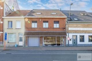 Ruim handelspand op een uitstekende locatie te Berlaar! <br /><br />Welkom in dit ruim handelspand met een mooie commercieel gelijkvloers en prachtig appartement met 3 slaapkamers! Dit unieke handelspand met veel mogelijkheden is gelegen op een uitstekende locatie nabij het centrum en station van Berlaar en geniet deze eigendom van een uitstekende zichtbaarheid, vlotte bereikbaarheid en tal van mogelijkheden! <br /><br />Op het gelijkvloers is er een mooie en ruime commerciële ruimte (momenteel gebruikt als slagerij) dat vele mogelijkheden biedt! <br /><br />De eerste verdieping is voorzien van een mooie lichtrijke woonkamer die naadloos overgaat tot de moderne en geïnstalleerde keuken. Vanuit de leefruimte krijgt u toegang tot het fantastisch en zonnig terras waar het heerlijk vertoeven is in de zomer! Op deze verdieping is er een functionele berging aanwezig en de badkamer die is voorzien van een bad, douche, dubbele lavabo en toilet. <br /><br />Op de tweede verdieping zijn er 3 mooie volwaardige slaapkamers aanwezig! <br /><br />Ten slotte is er helemaal achteraan nog een garage aanwezig!<br />Stedenbouwkundige inlichtingen &amp; maatregelenregister zijn in aanvraag. <br /><br />Troeven: <br />+ Ruim handelspand <br />+ Appartement met 3 slaapkamers <br />+ Toplocatie nabij centrum Berlaar<br />+ Energiezuinig EPC label B <br />+ Fantastisch zonnig terras!<br /><br />Hebt u interesse in dit unieke handelspand op toplocatie te Berlaar? <br />Contacteer ons via info@debaco.be of bel ons op 014/73.77.77 voor een bezoek ter plaatse!