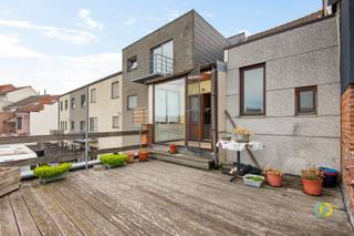 <p><span>Te renoveren bel-étage woning met twee slaapkamers en ruime garage te koop in Vilvoorde. Op zoek naar een woning met potentieel op een strategische ligging? Deze bel-etage woning in de wijk Kassei biedt tal van mogelijkheden voor wie graag renoveert naar eigen smaak. Gelegen op korte afstand van het centrum van Vilvoorde, met vlotte verbinding naar de Brusselse ring, geniet u hier van een uitstekende bereikbaarheid en nabijheid van winkels, scholen en openbaar vervoer. De woning beschikt op het gelijkvloers over een uitzonderlijk ruime garage met mooie plafondhoogte, ideaal voor zelfstandigen, hobbyisten of wie nood heeft aan extra opslagruimte. Aansluitend bevindt zich een praktische atelierruimte. De woning deed in het verleden dienst als uitvalsbasis voor een houtbewerker. Via de inkomhal bereikt u de eerste verdieping, waar zich de leefruimte en de achtergelegen keuken bevinden. Aan de keuken grenst een veranda die extra ruimte en lichtinval biedt, met aansluitend toegang tot een aangenaam en ruim terras. Op deze verdieping vindt u tevens de badkamer, uitgerust met een wastafel, douche en toilet. Op de tweede en tevens bovenste verdieping bevinden zich 2 volwaardige slaapkamers. De woning is momenteel verhuurd. Houd rekening met de energetische renovatieverplichting binnen de 6 jaar na aankoop. Hiervoor kan u mogelijk beroep doen op premies of een renovatielening aan een gunstige rentevoet.</span><span> </span></p>