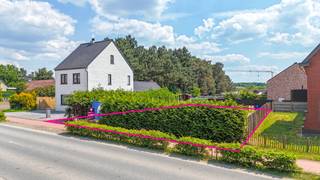 Deze ruime bouwgrond is de ideale plek voor het realiseren van jouw droomhuis. Het perceel biedt de mogelijkheid om een eengezinswoning in open bebouwing te bouwen, met een gelijkvloers van maximaal 15 meter en een verdieping die 10 meter diep mag zijn. <br />Je kunt hier twee bouwlagen realiseren, met een maximale nokhoogte van 11 meter. <br />Ook bijgebouwen zijn toegestaan tot een oppervlakte van 30 vierkante meter, op voorwaarde dat ze minimaal 2 meter van de buren staan. Dankzij de uitstekende verbinding naar de autosnelweg en de nabijheid van winkels, ben je verzekerd van zowel rust als bereikbaarheid.<br /><br />Pluspunten:<br />- Ideaal voor een eengezinswoning in open bebouwing<br />- Goede bereikbaarheid naar autosnelweg en winkels<br />- Mogelijkheid voor bijgebouwen tot 30 m²<br />- Rustige locatie met voldoende ruimte<br /><br />Bel ons gerust voor meer uitleg!<br /><br />Voor een bezichtiging ter plaatse of meer info, bel ons op 078/78.78.70, of kom gewoon binnen op ons kantoor. Steeds welkom!