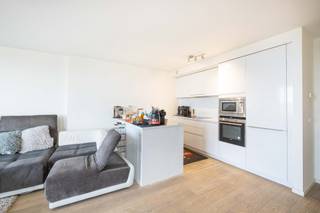 Op de 7e verdieping van de prestigieuze UpSite Tower, een residentieel icoon in de wijk Tour & Taxis, bevindt zich dit lichtrijke appartement van...