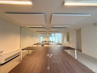 <p><span>DESTELBERGEN - Instapklare kantoorruimte van 205 m²</span></p><p><span> </span></p><p><span>Op de Dendermondesteenweg 333B in Destelbergen bevindt zich deze moderne kantoorruimte van 205 m². Dankzij de centrale ligging met uitstekende bereikbaarheid via de R4, N70 en E17, én de constante passage langs de steenweg, is dit een absolute toplocatie voor uw kantoor. </span></p><p><span> </span></p><p><span>De indeling omvat een ruime open kantoorruimte, 2 afzonderlijke vergaderzalen, een volledig uitgeruste keuken, toiletten en een technische berging. Voor het gebouw zijn bovendien 3 private parkeerplaatsen voorzien. </span></p><p><span> </span></p><p><span>Troeven: </span></p><ul><li><span>Strategische locatie met veel passage </span></li><li><span>205 m² kantoorruimte met moderne indeling </span></li><li><span>Meubilair inbegrepen (bureaus) </span></li><li><span>Akoestische panelen</span></li><li><span>Airconditioning</span></li><li><span>Voldoende parkeergelegenheid </span></li></ul><p><span> </span></p><p><span> </span></p><p><span>Praktisch: </span></p><ul><li><span>Huurprijs: 1.950,00 euro/maand </span></li><li><span>Provisie gemeenschappelijke kosten: nog te bepalen</span></li></ul><p><span> </span></p><p><span>Ondernemen op strategische locatie in Destelbergen? Contacteer Axel Lenaerts makelaars voor meer info. </span></p>