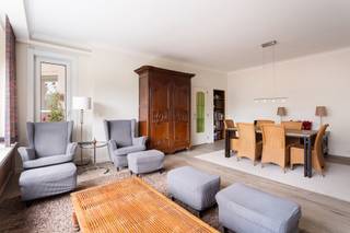 <strong>Park Den Brandt - Instapklaar en lichtrijk 2 slaapkamer appartement met zonneterras en parking tegenover Nachtegalenpark gelegen in residentie 'Dikke Mee' op de hoek van de Beukenlaan en de Eglantierlaan, net op de grens tussen Antwerpen en Wilrijk.</strong><br /><strong>Goed onderhouden gebouw op uitstekende locatie nabij parken, belangrijke in-en uitvalswegen, scholen, openbaar vervoer, winkels.</strong><br /><br /><span><strong>INDELING:</strong></span><br />
<p>Bij het betreden van het appartement wordt u verwelkomt in de INKOMHAL, die is uitgerust met een vestiaire, een gastentoilet en diverse praktische opbergkasten. Deze hal loopt over in de aangename en lichte LEEFRUIMTE van ca. 36m², stijlvol afgewerkt met een keramische parket en voorzien van elektrische zonwering voor optimaal comfort. Aansluitend bevindt zich de ingerichte KEUKEN van ca. 7,5m², dewelke voorzien is van opbergkasten en volledig geëquipeerd is met een microgolfoven, oven, afwasmachine, elektrische kookplaat, dampkap, ijskast met diepvriesvak en spoelbak. Via een glazen deur krijgt u bovendien direct toegang tot het zeer aangename ZONNETERRAS van ca. 7m².</p>
<p>De nachthal leidt u verder naar de slaapkamers. De MASTERBEDROOM ca. 20m² op een warme kurkvloer en de tweede SLAAPKAMER ca. 16m² op een tegelvloer. De ingerichte BADKAMER van ca. 6m² is modern afgewerkt met een inloopdouche, wastafel, toilet en handige ingemaakte kasten. <br /><br />Ten slotte is een ruime dubbele kelderberging inbegrepen. De autostaanplaats is apart te koop aan 25.000€.<br /><br /></p>
<span><strong>BIJZONDERHEDEN:</strong></span><br />* Uniek gelegen appartement met terras gelegen tegenover Nachtegalenpark<br />* Uitstekend onderhouden gebouw: dak conform en voorzien van isolatie, conforme liften, gevelrenovatie reeds uitgevoerd, nieuwe ketel (2025)<br />* Dubbele beglazing, gunstige EPC B<br />* Ruime dubbele kelderberging inbegrepen<br />* Autostaanplaats in het gebouw apart aan te kopen