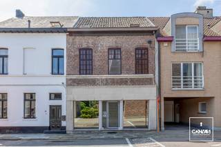 Deze ruime woning met <strong>vier slaapkamers</strong>, <strong>drie badkamers</strong> en een <strong>aangename tuin</strong> is gelegen in het centrum van Melle. <br /><br />Bij het binnenkomen kom je eerst in het voormalige handelsgedeelte. Deze <strong>veelzijdige ruimte</strong> is ideaal als extra woonruimte, praktijkruimte of voor een zelfstandige activiteit. Verder is er de ruime woonkamer met toegang tot de verschillende woongedeeltes. Aansluitend is er de volledig voorziene keuken met keukenberging en een eerste badkamer.<br /><br />Zowel vanuit de woonkamer als de keuken heb je toegang tot verrassend ruime, <strong>volgroeide tuin</strong> met tuinhuis. Hier geniet je in alle <strong>rust </strong>van het <strong>groen </strong>en de <strong>privacy</strong>.<br /><br />Op de eerste verdieping bevinden zich twee volwaardige slaapkamers en een badkamer. De tweede verdieping biedt nog een badkamer, een derde slaapkamer en een heel ruime slaapkamer met mezzanine, ideaal voor extra slaapruimte, bureau of hobbyruimte.<br /><br />Verder wordt de woning gekenmerkt door haar <strong>uitstekende ligging</strong> vlakbij het dorpsplein en een vlotte bereikbaarheid zowel met de wagen (R4, E40, N9) als de fiets met vlakbij ook de trekweg langs de Schelde.<br /><br />De woning is <strong>instapklaar</strong>, tegelijk is er ruimte om ze verder op te frissen en te moderniseren naargelang de eigen smaak en woonwensen.<br /><br />Interesse in deze ruime en goedgelegen woning met tuin? <strong>Contacteer Gijs</strong> voor een bezoek via gijs@convas.be of 0492 84 48 24 (telefonisch of via Whatsapp).