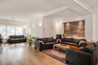 <strong>Lichtrijke woning op top locatie te koop!</strong><br /><br />Instapklare woning van <strong>ca. 215 m²</strong> bewoonbare oppervlakte met 4 slaapkamers (5de mogelijk), <strong>privé oprit</strong>, garage en een zonninge <strong>tuin </strong>van <strong>95m²</strong>. Dit huis is ideaal gelegen vlak bij invalswegen, scholen, openbaar vervoer en winkels.<br /><br />Bij het betreden van de woning komen we in de inkomhal met apart toilet. Deze geeft uit op een lichtrijke woonkamer, aansluitend de volledig geïnstalleerde keuken en de zonnige tuin met overdekt terras, tuinhuis en buitenbarbecue. Daarnaast bevindt zich nog een kleine garage, ideaal als bijkeuken of fietsenopslag.<br /><br />Op de eerste verdieping treffen we twee slaapkamers, een badkamer met ligbad en inloopdouche en een aparte wasruimte. Op de tweede verdieping bevinden zich nog twee slaapkamers en een ruimte met een toilet, die ook mogelijkheid biedt tot een tweede badkamer.<br /><br /><strong>Bijzonderheden:</strong><br />- Mobiscore van <strong>9,0/10</strong><br />- Elektrische installatie is <strong>conform</strong><br />- <strong>EPC C</strong> (252 kWh / (m² jaar))<br />- Overal dubbel glas &amp; rolluiken<br />- <strong>Open haard </strong>in de leefruimte<br />- <strong>Oprit</strong> en garage met automatische poort