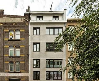 Luxueus gerenoveerde studio met aparte slaaphoek, op topligging op het eilandje.<br /><br />Volledig geschilderd en instapklaar! Onmiddellijk beschikbaar.<br /><br />Indeling:<br />Leefruimte met veel lichtinval, met open ingerichte keuken (voorzien van koelkast, kookvuur, dampkap), aparte slaaphoek met plaats voor een dubbel bed en een kast, badkamer met douche , toilet en lavabo. Gemeenschappelijk gebruik van wasmachine en droogkast op het gelijkvloers. <br /><br />Bijzonderheden:<br />Maandelijkse kosten 65 euro voor waterverbruik en onderhoud gang. <br />Maandelijkse provisie voor verbruik elektriciteit 120 euro. <br />EPC 289 kWh/m.