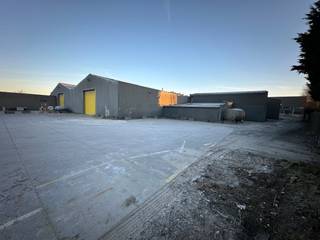 Bedrijfsgebouw bestaande uit een magazijn van ca. 1.200 m² en buitenopslag van ca. 1.500 m² te huur in de industriezone "Gullegem...