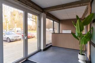 <p>Instapklare en volledig gerenoveerde commerciële ruimte van 130 m² <strong>te huur</strong>, met een uitzonderlijke zichtbaarheid dankzij maar liefst 40 meter straatgevel. Ideaal voor ondernemingen die maximale visibiliteit willen combineren met bereikbaarheid en uitstraling! De ruimte is afgewerkt in een stijlvolle industriële look met duurzaam steentapijt en geniet van overvloedig natuurlijk licht dankzij het grote raamoppervlak.</p><p><strong>Technisch volledig in orde:</strong></p><p>EPC-label A<br />Energiezuinig warmtepompsysteem<br />Airconditioning<br />Elektriciteit volledig vernieuwd</p><p><strong>Indeling:</strong></p><p>Ruime open commerciële/kantoorruimte<br />Afgesloten vergaderruimte met kitchenette<br />Ruime berging</p><p>Absolute troef is het zeer ruime terras met zicht op een groene parkomgeving, wat zorgt voor een aangename en inspirerende werkomgeving. Daarnaast is er ruime parkeergelegenheid in de directe omgeving. Strategisch gelegen op slechts 10 minuten van de A12 en de Antwerpse Ring, met een uitstekende bereikbaarheid en commerciële ligging!</p><p><strong>Huurprijs: €1.200/maand excl. kosten</strong><br /><strong>Onmiddellijk beschikbaar!</strong></p><p>Interesse? Contacteer ons voor meer informatie of een bezichtiging: info@markasa.be<span></span> of 03/827.72.92</p>