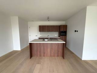 Hoogwaardig afgewerkt nieuwbouwappartement met twee slaapkamers, terras en autostaanplaats. <br /><br />Indeling en omschrijving:<br />U betreedt dit energiezuinig nieuwbouwappartement via de inkomhal met links hiervan het gastentoilet en de badkamer voorzien van een ruime inloopdouche en dubbele lavabo met meubel. Langs de voorzijde van het appartement bevindt zich de masterbedroom met aansluitende dressingruimte en de tweede slaapkamer. Verderdoor de woonkamer met open keuken. De keuken is uitgerust met spoelbak, kookplaat, dampkap, vaatwasser en combi-oven. Aansluitend vindt u de praktische berging met aansluitingen voor wasmachine en droogkast. Vanuit de woonkamer heeft u toegang tot het zonnige zuidgeoriënteerde terras. Achteraan bevindt zich de autostaanplaats. <br /><br />Extra info: gemeenschappelijke kosten bedragen €115,00/maand I EPB in opmaak I watertoets: P-score: B I G-score: B.