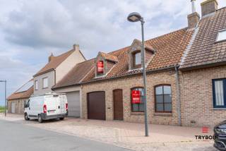 In de landelijke Avekapellestraat 14 bevindt zich deze charmante woning, ideaal voor wie op zoek is naar rust en privacy. Dankzij de aangename ligging geniet je hier dagelijks van een ontspannen woonomgeving, ver weg van de drukte.<br /><br />Bij het betreden van de woning kom je terecht in de gezellige leefruimte met open keuken, die samen een warme en uitnodigende leefzone vormen. Deze ruimte is perfect voor zowel dagelijks comfort als gezellige momenten met familie en vrienden.<br /><br />De woning beschikt over drie slaapkamers. De badkamer is functioneel ingericht en biedt alles wat je nodig hebt.<br /><br />Daarnaast is er een garage aanwezig, wat zorgt voor extra bergruimte en parkeermogelijkheid.<br /><br />Buiten vind je een aangenaam tuintje waar je in alle privacy kan genieten van de rust en het buitenleven – een ideale plek om te ontspannen of gezellig te tafelen.<br /><br />✨ Troeven op een rij:<br /><br />Rustige ligging in landelijke omgeving<br />3 slaapkamers<br />Gezellige leefruimte met keuken<br />Garage aanwezig<br />tuin met privacy<br /><br />Deze woning vormt een uitstekende opportuniteit voor wie comfortabel en rustig wil wonen in een charmante omgeving.<br /><br />📞 Interesse? Contacteer Thijs:<br />📲 051 57 54 61<br />📧 thijs@grouptrybou.be<br /> | friedel@grouptrybou.be