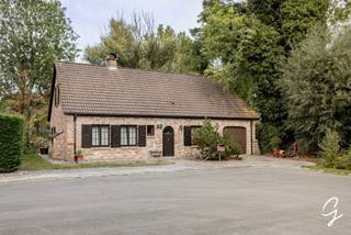 <p>Deze woning is gelegen in een rustige, doodlopende straat in Gijzegem, vlak naast een prachtig natuurdomein met tal van wandelwegen. Tegelijk geniet u van een vlotte verbinding richting Aalst en Dendermonde dankzij de nabijgelegen invalswegen.</p>
<p>Bij het betreden van de woning komt u binnen in de inkomhal met afzonderlijk gastentoilet. Vervolgens bereikt u de gezellige leefruimte met houtkachel vanwaar u een aangenaam zicht heeft op de tuin. Ook de keuken sluit hierop aan en kijkt uit op het groen.</p>
<p>Een belangrijk pluspunt is dat de woning perfect gelijkvloers bewoonbaar is. Op het gelijkvloers bevinden zich namelijk ook een slaapkamer en badkamer, waardoor de woning eveneens als bungalow kan worden gebruikt. Verder zijn er een praktische wasplaats en een inpandige garage aanwezig.</p>
<p>Via een vaste trap bereikt u de ruime zolderverdieping. Momenteel is hier één kamer ingericht, maar de beschikbare ruimte biedt heel wat mogelijkheden om bijkomende slaapkamers te creëren. Zo kan de woning zonder probleem worden ingericht als een volwaardige gezinswoning met minstens drie slaapkamers.</p>
<p>De woning is onderhevig aan de renovatieverplichting en biedt daardoor een mooie opportuniteit voor wie een woning volledig naar eigen smaak en hedendaagse normen wil brengen.</p>
<p>De absolute troef? De ligging.</p>
<p>Meer info? Een bezoek? Bel Jordi 0477/32.61.53</p>