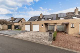 In Grammene, deelgemeente van Deinze bevindt zich deze instapklare gesloten bebouwing, initieel gebouwd in 2005, en gelegen in een aangename...