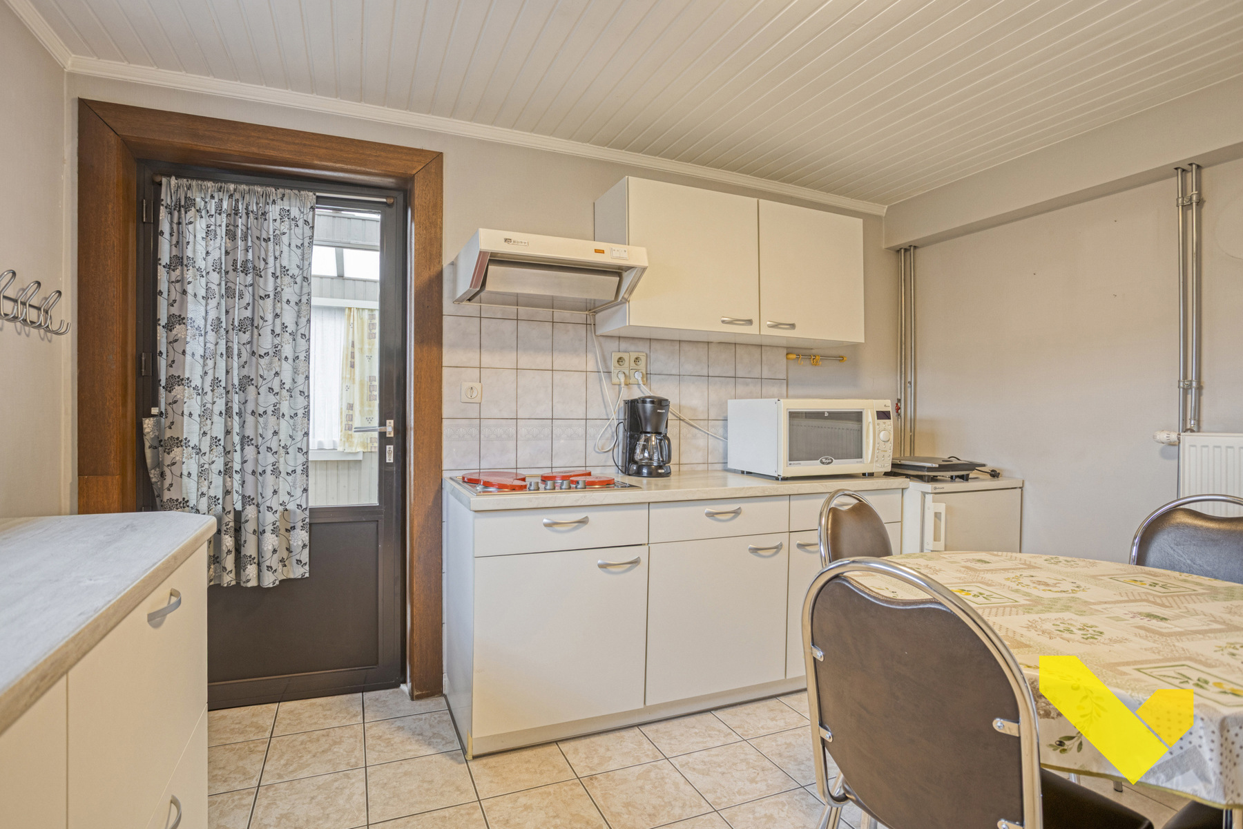 Vrijstaande woning met grote tuin in een doodlopende straat. - foto 4