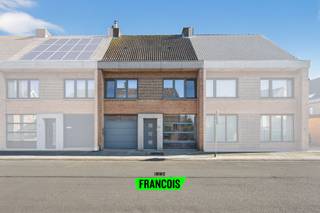 Deze zorgvuldig onderhouden en volledig instapklare woning is gelegen op een zeer gunstige locatie te Bredene. De omgeving is zeer rustig en toch heeft u al het nodige binnen handbereik. <br /><br />De woning heeft een ruim en open aanvoelen, wat sterk tot uiting komt in de lichtrijke leefkamer. U heeft hier een apart eet-en leefgedeelte, met aansluitend de volledig uitgeruste keuken met extra ontbijthoek. <br /><br />Het pand biedt drie volwaardige slaapkamers. De badkamer is uitgerust met een grote inloopdouche, dubbele lavabo en tevens is er aansluiting voor een wasmachine. <br /><br />De woning beschikt over een ruim terras. Deze is fraai aangelegd en volledig omheind waardoor het een gezellige, zonnige plek om te vertoeven is - met de nodige privacy. <br /><br />Dankzij de oprit en inpandige garage heeft u steeds de nodige ruimte voor uw wagen(s).<br /><br />Tot slot is er nog een ruime zolder die talrijke doeleinden kan dienen. <br /><br />Bent u op zoek naar een volledig instapklare woning op een toplocatie te Bredene? Aarzel dan niet en neem contact op voor meer info of een afspraak! <br /><br />