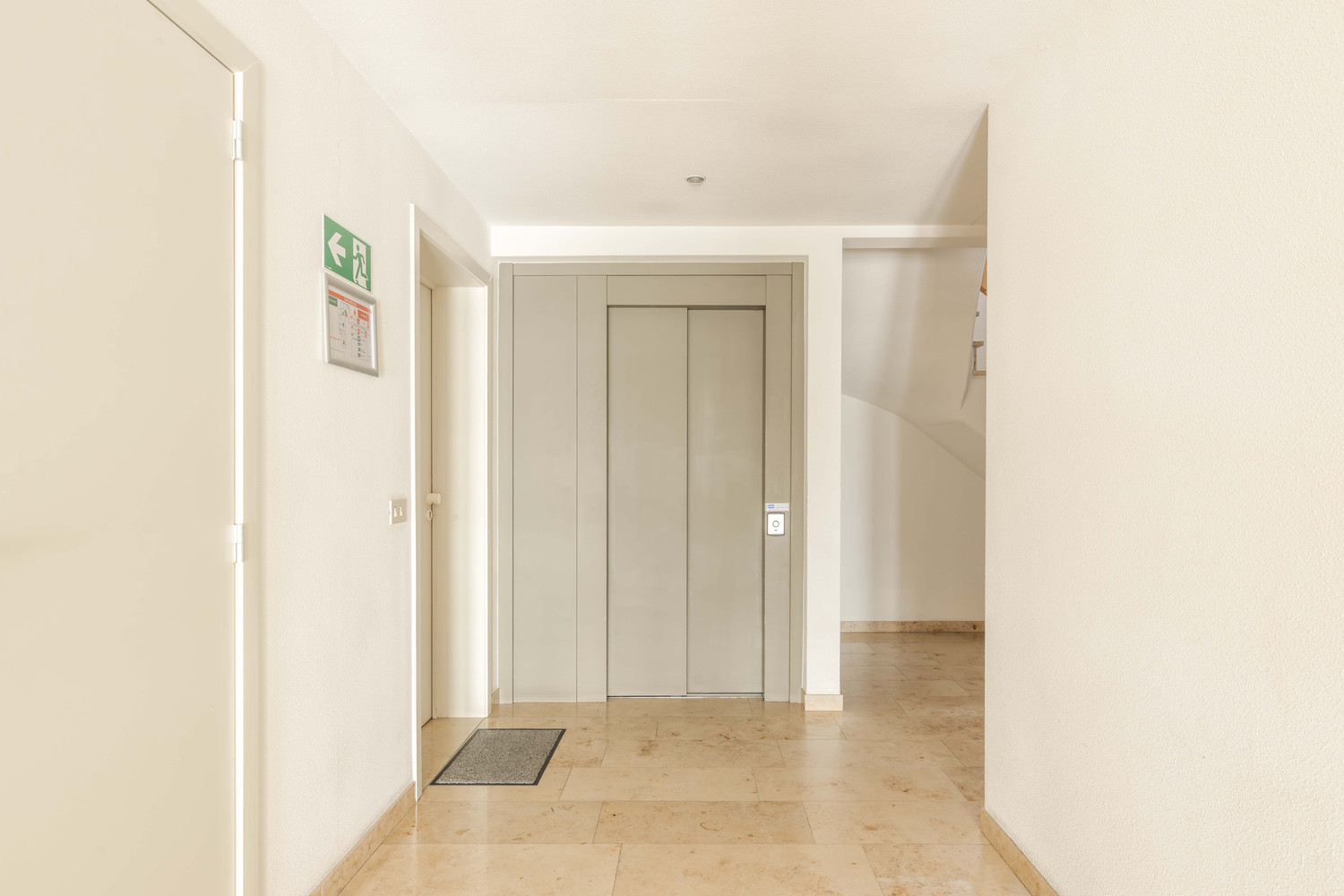 Hoekappartement te Meulebeke met garage en 2 terrassen. - foto 4