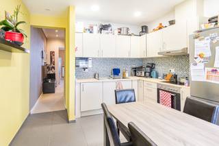 Gezellige woning op uitstekende locatie, nabij invalswegen en op wandelafstand van winkels, restaurants en scholen. Het gelijkvloers biedt...