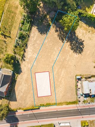 Zelf bouwen in het groene Kluisbergen? Dit perceel van maar liefst 1.069 m² in Ruien biedt u alle ruimte om die plannen werkelijkheid te maken.Dankzij de royale perceeloppervlakte kan een comfortabele woning gecombineerd worden met een grote tuin, terras en tal van mogelijkheden voor de inrichting van de buitenruimte. Het verkavelingsplan voorziet een duidelijke bouwzone aan de straatzijde, terwijl het grootste gedeelte van het perceel zich achter de woning uitstrekt.De Grote Herreweg geniet van een aangename ligging in een landelijke omgeving, aan de voet van de Kluisberg. Een interessante locatie voor wie rustig wil wonen zonder volledig afgelegen te zijn.Een mooie kans om een nieuwe thuis te creëren op een uitzonderlijk ruim perceel.