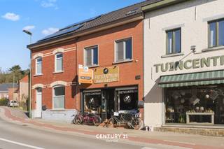 <p>In Sint-Joris-Weert, een deelgemeente van Oud-Heverlee, bieden wij u een multifunctionele woning. Het pand zelf is gelegen op een perceel van 3a98ca en kent een bewoonbare oppervlakte van meer dan 250m². We spreken van een handelshuis aangezien de woning een handelsgedeelte bevat dat op heden dienst doet als fietsenwinkel. Het is dus zeker mogelijk om in dit pand uw droom uit te baten en er ook te wonen. Bijkomend is kangoeroewonen mogelijk gezien de voor en achteringang waar zich tevens de twee garages bevinden. Ook voor grote of samengestelde gezinnen kan dit pand interessant zijn gezien de omvang en het aantal slaapkamers. Genieten van het zonnetje kan zeker in de voorziene buitenruimte dewelke zich tussen de woning en de garages bevindt. <br /><br />Interesse in een bezoek ter plaatse? Met plezier! Contacteer onze vastgoedmakelaar Jacky: jacky@connect-immo.be - 0495 53 46 49<br />EPC: 222 kWh/m² - UC:3821056 - Label C</p>