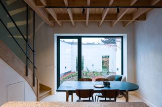 <p><span>RONSE</span><span> - Bent u op zoek naar een huurwoning waar comfort, duurzaamheid en stijl naadloos samenkomen? Deze volledig gerenoveerde stadswoning biedt een unieke woonervaring en is klaar voor haar </span><span>eerste bewoning na een doorgedreven bio-ecologische renovatie</span><span>. Hier werd bewust gekozen voor gezonde, kwalitatieve en circulaire materialen, zonder in te boeten aan luxe.</span></p><p><span>Het hart van de woning is de prachtige leefkeuken, volledig uitgerust met onder meer een zelfreinigende oven, inductiekookplaat met geïntegreerde afzuiging, vaatwasser, koelkast, diepvriezer en een elegant terrazzo werkblad. Dankzij het grote schuifraam geniet u van een mooi zicht op de zuidwestgerichte eetbare stadstuin met slimme opbergruimte, sfeerverlichting en volledige privacy.</span></p><p><span>De woning beschikt over een warmtepomp met vloerverwarming én koeling op het gelijkvloers, zonnepanelen, regenwaterrecuperatie, waterontharder, videofoon en een uitzonderlijk gunstig EPC. De warme kurkvloeren en leemafwerking zorgen voor een aangenaam en gezond binnenklimaat.</span></p><p><span>Op de eerste verdieping bevinden zich de gezellige leefruimte, twee slaapkamers met ingemaakte kasten en een stijlvolle douchekamer. De tweede verdieping is volledig ingericht als mastersuite met dressing, eigen badkamer en apart toilet. Daarnaast zijn er een praktische mudroom/wasplaats, fietsenberging, twee badkamers en twee afzonderlijke toiletten.</span></p><p><span>Gelegen op wandelafstand van het centrum van Ronse, met winkels, scholen, openbaar vervoer en belangrijke invalswegen binnen handbereik. Een woning voor wie bewust kiest voor comfortabel, energiezuinig en toekomstgericht wonen.</span></p>