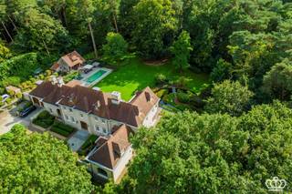 Luxueuze recente villa op een volledig zuid gericht binnenperceel van ca. 7.827 m2 met zwembad en eiken poolhouse. De villa omvat o.a. 6...