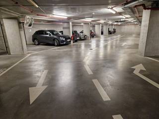 Twee ondergrondse autostaanplaatsen P87 &amp; P88 te koop in centrum Antwerpen.<br /><br />Beide staanplaatsen zijn verhuurd (P:87-P:88).<br /><br />Ligging: Binnen de singel nabij de konijnenpijp staat deze ondergrondse autostaanplaats te koop. Deze autostaanplaats bevindt zich vlakbij het MAS, winkels, kantoren, universiteiten en hogescholen.<br /><br />Bijzonderheden:<br />- Centrale ligging<br />- Automatische poort<br /><br />Bent u op zoek naar een autostaanplaats, parking of ander vastgoed te koop in Antwerpen? Of wenst u een gratis schatting van uw eigendom of uw eigendom te koop te stellen? Neem dan contact met ons op voor meer informatie. Bel 03/369 23 36 of stuur een e-mail naar jeffrey@jurimmo.be