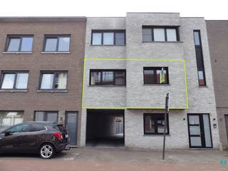 <span><strong>Luxueus energieneutraal 2-slaapkamer appartement met garage in het centrum van Arendonk.<br /></strong></span>
<p>Bij het betreden van het appartement komt u in een ruime inkomhal die fungeert als centrale verbinding tussen alle ruimtes. Vanuit hier ontvouwt zich de open leefruimte, die dankzij de grote raampartijen zorgt voor veel natuurlijk licht en een bijzonder ruimtelijk gevoel creëert.</p>
<p>Aansluitend bevindt zich de volledig uitgeruste leefkeuken, afgewerkt met hoogwaardige materialen en voorzien van alle moderne comfort, waaronder een keukeneiland, vaatwasser, combi-oven en inductiekookplaat. Naast de keuken treft u een praktische berging, ideaal voor extra opslag en uitgerust met de aansluiting voor de wasmachine.</p>
<p>De badkamer is stijlvol afgewerkt en beschikt over een inloopdouche, een toilet en een badkamermeubel met enkele wastafel. Daarnaast is er een apart gastentoilet aanwezig voor extra comfort.</p>
<p>Beide slaapkamers bevinden zich aan de voorzijde van het appartement en genieten van een aangename lichtinval. Alle raampartijen zijn voorzien van zonnescreens, wat zorgt voor optimale zonwering en privacy.</p>
<p>Het appartement is energiezuinig uitgerust met een warmtepomp en vloerverwarming over het volledige oppervlak. Buiten kan u genieten van een overdekt terras met ingewerkte inbouwspots, ideaal voor elk seizoen.</p>
<p>Achteraan de residentie bevinden zich nog een garage en een buitenberging, die het geheel compleet maken.</p>
Mogelijkheid tot het bijhuren van een extra garage.<br /><br /><span><strong>Huurprijs</strong></span>: €1095,00 per maand inclusief servicekosten.<br /><br /><span><strong>Beschikbaarheid</strong></span>: 01/03/2026.<br /><br /><span><strong>EPB</strong></span>: een E-peil van -25!!