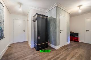 In het centrum van Roeselare bevindt zich dit gerenoveerde, luxueuze appartement. Het openbaar vervoer, scholen, winkels,... bevinden zich allen in...