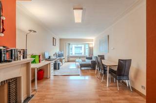 Ruim 1 slaapkamer appartement gelegen op de vijfde verdieping langs de Torhoutsesteenweg te Oostende. Dichtbij zee, strand, winkels en...