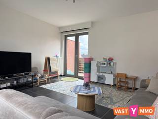 <p><span>Ruim en energiezuinig appartement op de 2e verdieping (geen lift) gelegen in een kleine en rustige residentie op een centrale locatie in Merksem. Winkels en openbaar vervoer bevinden zich op korte wandelafstand. </span></p><p><span> </span></p><p><span>Indeling: </span></p><p><span>Leefruimte (20m²) met toegang tot het terras. Aparte eetkamer met open keuken (samen 22m²) ingericht met een elektrische kookplaat, dampkamp, koelkast met vriesvak en dubbele spoelbak. Verder een nachthal met apart toilet, een wasplaats met de nodige aansluitingen, 2 ruime slaapkamers (13m² en 10m²) en de badkamer voorzien van een inloopdouche en een lavabo in meubel. </span></p><p><span> </span></p><p><span>Terras: </span></p><p><span>Gezellig ingesloten terras (4m²) op het zuiden. </span></p><p><span> </span></p><p><span>Extra: </span></p><p><span>Inclusief een garage (ingang langs Moeshofstraat), voorzien van elektriciteit - Gezamenlijke fietsenberging </span></p><p><span>GEEN vaste kosten! </span></p><p><span>Beschikbaar: 01/08/2026</span></p>