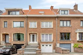 <p><strong>Ruime, te renoveren woning</strong> met een bewoonbare oppervlakte van <strong>230 m²</strong>, <strong>3 slaapkamers</strong>, een <strong>inpandige garage</strong>, een <strong>onderhoudsvriendelijke tuin</strong> en een <strong>rustige ligging in een doodlopende straat</strong>. <strong>Waterscore: A/A.</strong></p>
<p>Het gelijkvloers omvat een inkomhal, een apart gastentoilet, een lichtrijke woonkamer en een keuken. Vanuit de keuken heeft u rechtstreeks toegang tot het terras en de tuin.</p>
<p>Op de eerste verdieping bevinden zich een nachthal, drie slaapkamers (twee ruime en één kleinere slaapkamer) en een badkamer.</p>
<p>De zolder is bereikbaar via een zolderluik en biedt de mogelijkheid om extra slaapkamers of een hobbyruimte te creëren.</p>
<p>Daarnaast is de woning volledig onderkelderd. De kelderverdieping beschikt over een inpandige garage en meerdere praktische berg- en stockageruimtes. Ook vanuit de kelder heeft u rechtstreeks toegang tot het terras en de tuin.</p>
<p>Buiten geniet u vooraan van een oprit en achteraan van meerdere terrassen en een onderhoudsvriendelijke tuin, ideaal om in alle rust te ontspannen.</p>
<p>De woning geniet bovendien van een uitstekende ligging met een vlotte verbinding naar de <strong>E314</strong>, <strong>E40</strong>, het station, winkels, scholen, restaurants en andere voorzieningen.</p>
<p><strong>Interesse?</strong> Contacteer Laurens via <strong>laurens@immogve.be</strong> of <strong>0496 07 89 48</strong> voor meer informatie of een bezoek ter plaatse.</p>