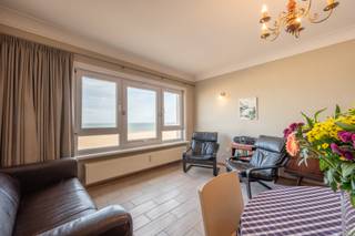 <p><span>Ce bel appartement meublé est situé au quatrième étage d'une résidence sur la digue d'Ostende. Depuis le lumineux séjour, vous profitez d'une vue frontale imprenable sur la mer.</span></p>
<p><span>L'appartement se compose d'un hall d'entrée avec placards intégrés et espace permettant l'aménagement éventuel d'un coin nuit, d'un séjour avec cuisine semi-ouverte équipée, d'une chambre spacieuse située à l'arrière ainsi que d'une salle de bains avec baignoire, lavabo et toilettes.</span></p>
<p><span>Une cave privative complète ce bien. Il est également possible d'acquérir séparément un garage box situé à proximité de l'appartement.</span></p>
<p><span>Grâce à sa situation centrale, à proximité du Casino Kursaal, des commerces, des restaurants et des transports en commun, cet appartement convient parfaitement comme résidence principale, résidence secondaire ou investissement.</span></p>
<p><strong><span>Atouts</span></strong></p>
<ul>
<li><span>Vue frontale sur la mer</span></li>
<li><span>Façade récemment rénovée</span></li>
<li><span>Une chambre spacieuse</span></li>
<li><span>Cave privative</span></li>
<li><span>Possibilité d'acquérir un garage box à proximité</span></li>
<li><span>PEB B</span></li>
</ul>