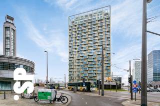 Recent 1-slaapkamer appartement op de 9e verdieping van het project “Doktoren” aan het Eilandje.<br /><br />Indeling: inkomhal, apart toilet, leefruimte, geïnstalleerde keuken, overdekt terras, berging/wasplaats, slaapkamer met ensuite badkamer met inloopdouche en lavabo. Bijkomend is er een kelderberging en een gemeenschappelijke fietsenberging.<br />Op de dakverdieping (23e) bevindt zich nog een groot gemeenschappelijk terras met prachtig uitzicht op o.a. de jachthaven en de Stad.<br /><br />De gemeenschappelijke kosten bedragen € 150/maand (incl. gasverbruik)<br /><br />Het appartement is gelegen op de hoek van het gebouw. Dit, samen met de vele ramen tot op de grond, zorgt voor veel natuurlijk licht in de leefruimte, waardoor het hier zeer aangenaam vertoeven is. Het overdekt terras grenst aan de leefruimte en keuken.<br /><br />Project “Doktoren” is een prestigieus project dat werd gebouwd in 2022. Het complex bestaat uit 23 verdiepingen en biedt de bewoners allerhande leuke extras, zoals o.a. een ruime gemeenschappelijke fietsenberging (-1), het gemeenschappelijke dakterras op de 23e verdieping, pakjeslocker aan de ingang van het gebouw, …<br />Het is gelegen nabij het Eilandje op wandelsafstand van winkels, drank- en eetgelegenheden, jachthaven, …. Verder is er een zeer vlotte verbinding met in- en uitvalswegen en de op- en afritten van de snelwegen E19/E313/….<br /><br />EPC: 73 kWh/m2.<br /><br />Meer info?<br />Contacteer het kantoor van IMMO SP in Antwerpen via info@immosp.be of telefonisch op het nummer 03 226 20 40.