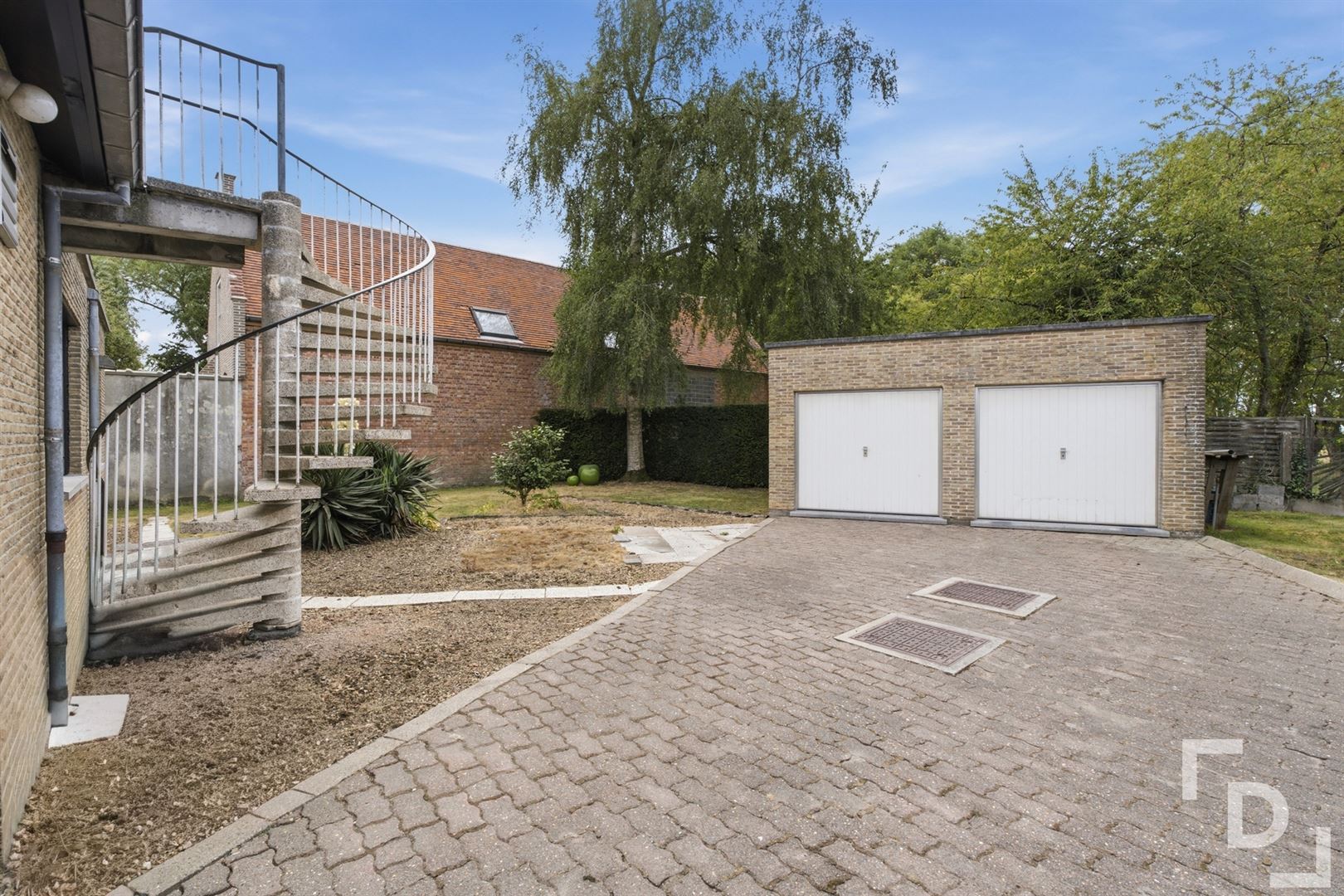 Gebouw met handelsruimte, appartement & 2 garages. - foto 4