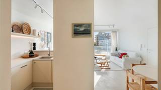 Heerlijk vakantie-appartement aan het strand van Zeebrugge met zicht op de duinen.Het appartement werd volledig gerenoveerd in 2022 met mooie...