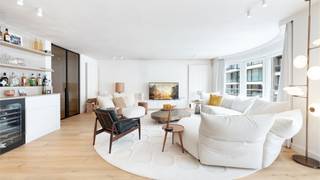 <p>Prachtig gerenoveerd appartement met drie mooie slaapkamers en een gevelbreedte van maar liefst 9,75 m, gelegen in de Jozef Nellenslaan. Dit appartement bevindt zich vlakbij het Rubensplein, het Albertstrand en het commerciële centrum, waardoor alles op wandelafstand bereikbaar is. Het betreft 2 appartementen die destijds werden samengevoegd waardoor zij op vandaag genieten van 134m² bewoonbare oppervlakte. <br /><br />De indeling omvat een inkomhal met vestiaire en gastentoilet, dubbele glazen deur die uitgeeft in de ruime woonkamer met een gezellige bar als eye-catcher en een open keuken die volledig is uitgerust met kwalitatieve (Miele) toestellen. Grote berging voor poetsgerief, chauffageketel op aardgas. <br />De master bedroom, met mooie inbouwkasten, heeft haar eigen badkamer met ligbad, inloopdouche en dubbele wastafel, volledig in mortex. Daarnaast zijn er nog twee slaapkamers: één met dubbel bed en één ingericht met enkele bedden. Een aparte douchekamer vervolledigt het slaapgedeelte. Alle slaapkamers zijn voorzien van inbouwkasten.<br /><br />Aan de achterzijde bevindt zich een zonnig terras, toegankelijk vanuit de slaapkamers, voorzien van elektrische rolluiken.<br /><br />Energiezuinig appartement met EPC 94 kWh/m² (UC: 238015).</p>