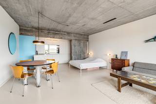 [[ DIT PAND NEEMT DEEL AAN DE ERA OPEN HUIZEN DAG OP 19/9 VAN 14:30 TOT 15:30 ]]
<p>Ruim gerenoveerd appartement op de Zeedijk van Nieuwpoort met zicht op zee en duinen.</p>

<p> </p>

<p>Dit prachtig gerenoveerde appartement combineert ruimte, comfort en een topligging aan de Zeedijk van Nieuwpoort. Het appartement bestaat uit twee delen, elk met eigen keuken en badkamer. Aangename ruimtes, hier geniet u van een open en lichtrijke woonbeleving aan zee.  Het gebouw dateert van 1966,het appartement is compleet vernieuwd en beschikt over een gunstig EPC-label B. Vloerverwarming. Twee fietshaken in de kelderruimte. Een ideale opportuniteit voor wie een ruim appartement aan de Belgische kust zoekt.</p>

<p> </p>

<p>Belangrijkste ruimtes:<br />• Ruime woongedeeltes met veel lichtinval <br />• Functionele keukens<br />• Open slaapkamers<br />• Badkamers met douche en toilet<br /><br />Troeven:<br />• Prachtig gerenoveerd appartement met instapklaar comfort<br />• Topligging op de Zeedijk van Nieuwpoort<br />• Ruime en lichtrijke leefruimte met zicht op zee en duinen</p>

<p>Neem vandaag nog contact op voor een bezoek.</p>

<p>JOUW DROOMAPPARTEMENT. ZO GEVONDEN!</p>
