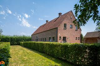 Op een uitstekende locatie te Vremde bevindt zich deze hoevewoning met 3, (mogelijks 4) slaapkamers en aangelegde tuin met prachtige zwemvijver op een perceel van 1379 m². U geniet hier van een groene omgeving, toch met een uitstekende bereikbaarheid richting diverse invalswegen en met winkels, eet-en drankgelegenheden, scholen en het openbaar vervoer op wandel- en fietsafstand in nabijheid.<br /><br />Benieuwd naar deze woning? Klik hier voor een eerste kennismaking met deze charmante woning.<br /><br />We betreden de woonst via de open inkomhal met vestiaire en apart gastentoilet. De ruime leefruimte, voorzien van een gezellige zithoek met houtkachel en een aparte eetplaats, geniet van een fantastische lichtinval door de vele raampartijen. Van hieruit heeft u rechtstreeks toegang tot het terras en kan u genieten van een prachtig zicht over de volledig aangelegde en omheinde tuin. De woonkamer loopt naadloos over in de recent vernieuwde keuken, dewelke is voorzien van de voornaamste, kwalitatieve toestellen. Aangrenzend aan de keuken bevindt zich een ruime berging met voorzieningen voor wasmachine en droogkast. Tot slot beschikt u op het gelijkvloers nog over een ruim bureel en een aparte kamer met bijkamer die naar wens ingericht kunnen worden en ook perfect dienst kunnen doen als een gelijkvloerse slaapkamer met en-suite dressing. De nachthal op de eerste verdieping geeft toegang tot de master bedroom met en-suite dressing en badkamer, uitgerust met een vrijstaand ligbad, een dubbele lavabo en een praktische inloopdouche. Via de nachthal bereikt u verder nog een apart toilet, een erg ruime polyvalente ruimte en twee slaapkamers met een gezamenlijke badkamer met douche en lavabo. In de sfeervolle tuin met zuidwest oriëntatie en verschillende terrassen kan u genieten van de zwemvijver. Een ideale plaats om in alle privacy met familie en vrienden te verpozen en te genieten van het mooie weer! Tot slot is deze woning voorzien van zonnepanelen, een thuisbatterij, voorziening voor een laadpaal, een conforme elektrische installatie en airco.<br /><br />Dit is een uitstekende opportuniteit als u op zoek bent naar een unieke hoevewoning boordevol karakter die u tal van mogelijkheden en een fantastische tuin aanbiedt op een uitstekende locatie in Vremde. Contacteer ons voor meer informatie op +32 479/47.09.61 of via info@boonstravastgoed.be<br /><br />Bijzonderheden:<br />- Gunstig EPC (158)<br />- Uitstekende locatie<br />- Prachtige tuin met fantastische zwemvijver<br /><br />