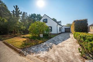 <strong>De ligging</strong><br />Deze gelijkvloerse woning is gelegen in de groene, rustige en residentiele omgeving van "De Piste" te Zulte. De ligging is werkelijk uitmuntend, in een rustige straat op amper 4 min. rijden van het centrum van Zulte.<br />Dankzij de N43 zijn de centra van Deinze/Waregem beiden op amper 10 min. rijden te bereiken. Tevens zijn de centrumsteden Kortrijk/Gent vlot bereikbaar dankzij de goede verbinding met het op- & afrittencomplex van de E17 (afrit 6 Kruishoutem). Kortom, een prachtige ligging!<br /><br /><strong>De woning</strong><br />De woning zelf werd oorspronkelijk in 1976 opgericht én doorheen de jaren steeds met zorg en liefde onderhouden. Zo werd ondermeer het dak geïsoleerd, de elektriciteit vernieuwd met toevoeging van 4.35 kWh aan zonnepanelen, alsook het glas vervangen naar hoogrendementsglas én verwarmingsinstallatie vernieuwd. <br />Tevens beschikt de woning over een ruime garage en bergzolder.<br /><br /><strong>Indeling</strong><br />Gelijkvloers: inkom - woonkamer met open haard - keuken - keukenberging - afzonderlijk toilet - 3 slaapkamers - badkamer - garage - tuinberging;<br />Verdieping: ruime zolder.<br /><br /><strong>Kenmerken</strong><br />- Oppervlakte terrein: 510 m²<br />- Bruikbare vloeroppervlakte cf. EPC: 182 m²<br />- CV via condenserende aardgasketel<br />- EPC: 232 kWh/m² jaar<br /><br /><strong>Troeven</strong><br />- uitmuntend gelegen!!<br />- gelijkvloers!!<br />- aanpalend bosje kan vrij toegankelijk gebruikt worden<br /><br />Beschikbaarheid: 01/11/2026 of otk<br /><br />Voor meer informatie of een bezoek ter plaatse reageer via het contactformulier of stuur naar info@hckinvest.be