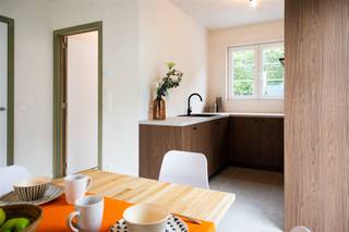 Deze eigentijdse woningen liggen op slechts een steenworp van het centrum van Staden en beschikken over een eigen privatieve parkeerplaats.Indeling:Gelijkvloers: inkomhal met gastentoilet, lichtrijke woonkamer met zit- en eetruimte, open keuken met aansluitende berging.Eerste verdieping: nachthal, ruime master bedroom met dressing, tweede slaapkamer, badkamer met inloopdouche en toilet, aparte was-/bergplaats.Tweede verdieping: twee extra slaapkamers en een bijkomende berging.De woningen zijn uitgerust met smartcontrol en een slimme brievenbus. Er is vloerverwarming op elke verdieping en een omheinde tuin zorgt voor optimaal wooncomfort.Prijs: Incl. 21% BTW &amp; kostenTROEVEN: zonnepanelen, smartcontrol, warmtepomp (geothermie), ventilatiesysteem D, vloerverwarming &amp; samenstelling van de keuken kan gewijzigd worden in functie van uw smaak!Interesse? Contacteer ons via 056 96 08 00 of info@property-vastgoed.be voor meer informatie of een bezoek ter plaatse.