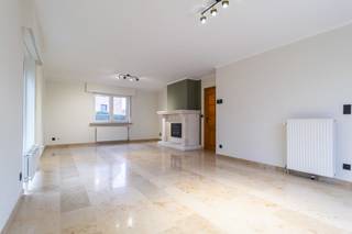 Maison à 4 façades avec jardin, très bien située, dans le centre d'Everberg. Au rez-de-chaussée, la maison comprend un hall d'entrée, un bureau ou une chambre, une salle de bains, un salon avec cheminée, une cuisine flambant neuve, une buanderie, un débarras, une véranda et un garage. À l'étage, vous trouverez 4 chambres très spacieuses et une deuxième salle de bains. La maison dispose d'un grenier spacieux et d'une petite cave. Arrêt de bus Leuven-Brussel-Kraainem métro à 150 m de la maison. Située juste à côté de la magnifique forêt de Kortenberg. À voir!