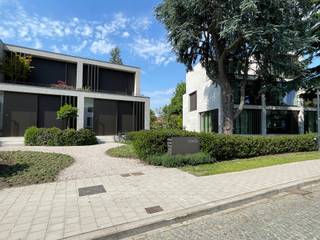 LOCATION<br />Situated on a quiet cul-de-sac, you can enjoy complete peace and quiet here, whilst all the main roads to and from Ghent are nearby. UZ Gent, Maria Middelares, the Zwijnaarde Technology Park and public transport are also in the immediate vicinity.<br /><br />LAYOUT<br />Upon entering the property, you find yourself in a well-maintained entrance hall providing access to all the rooms on the ground floor. Here you will find the fully equipped, high-quality kitchen with dining area. Through the large windows, there is direct access to the sunny terrace and the cosy garden. Furthermore, on this floor you will find a toilet, a first bedroom with an en-suite bathroom, and two further practical storage rooms. On the mezzanine level is the spacious open-plan living area, which is bathed in light thanks to the large windows. Adjacent to this is a pleasant terrace where you can relax in the morning sun. The first floor comprises two further full-sized bedrooms, a toilet and a second bathroom. In addition, a stylish home office has been integrated into the night hall. An added bonus is the spacious basement with a practical storage room and laundry area, featuring direct access to the underground car park.<br /><br />Rent: €2055/month for the property + €90/month for parking <br />Fixed costs: €45/month for garden maintenance<br />Available from 15 July 2026<br />Lease term: 9 years (option to rent through a company)<br />EPC: A rating - 28 kWh/m²<br />RESIDENCE REQUIRED